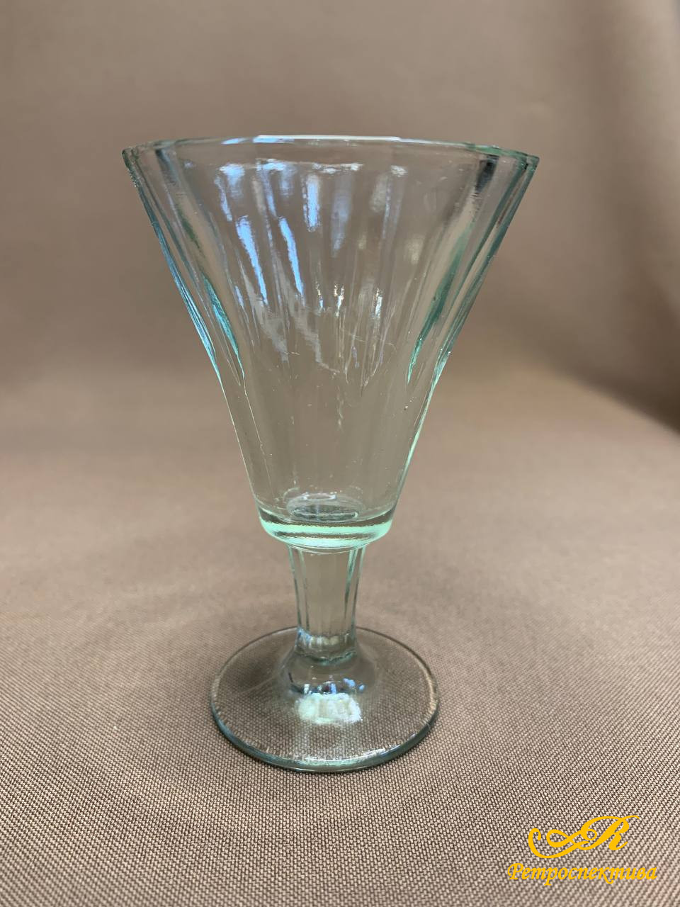 100. Рюмка "Тюльпан", Уршельский стекольный завод. Прессованное стекло. Объем 35 мл, высота 92 мм.