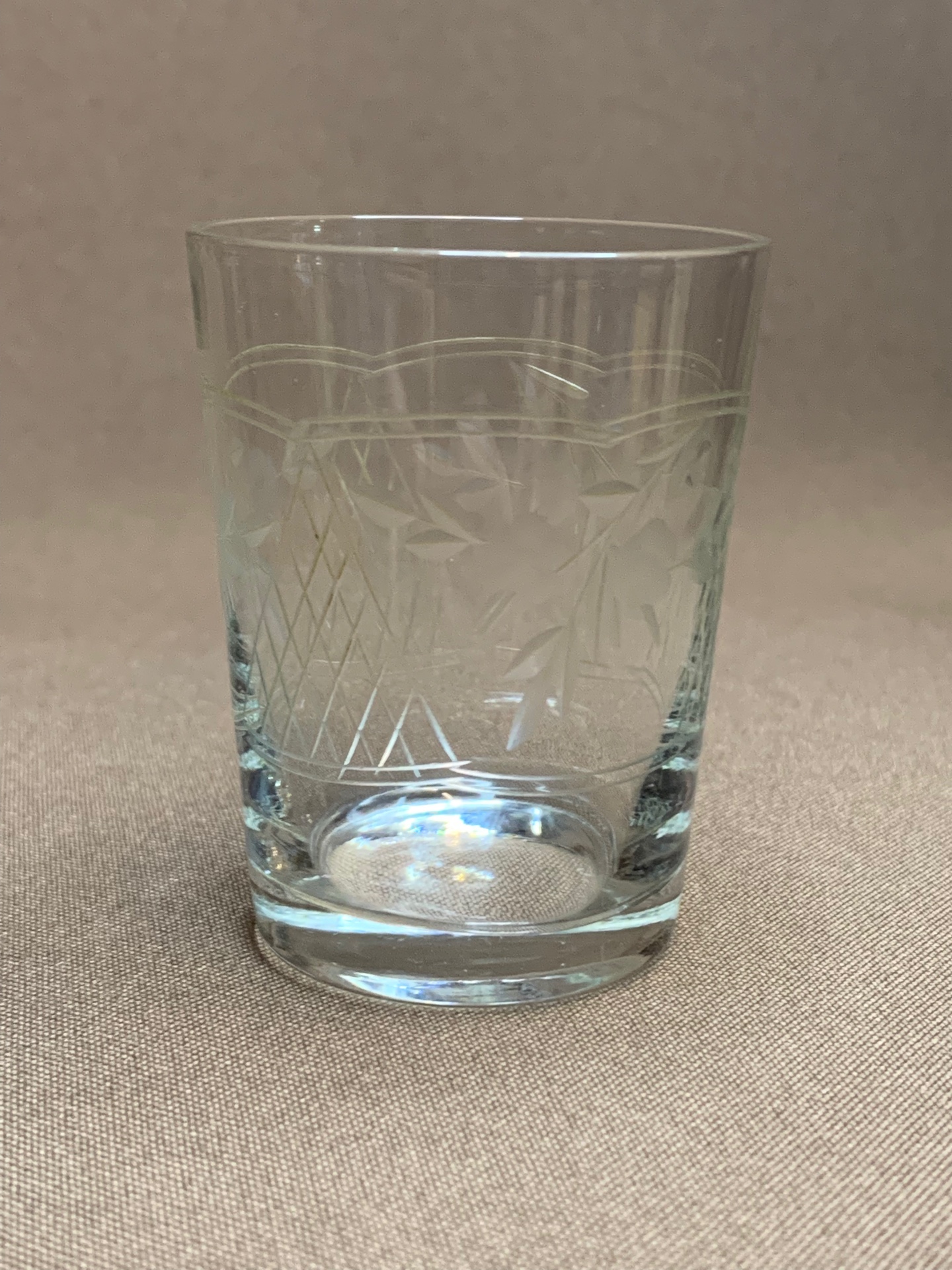 91. Стопка, Мальцов, до 1917 г. Высота – 63 мм, объем – 60 мл, гладкое стекло, резьба, шлифовка, рисунок «цветы».