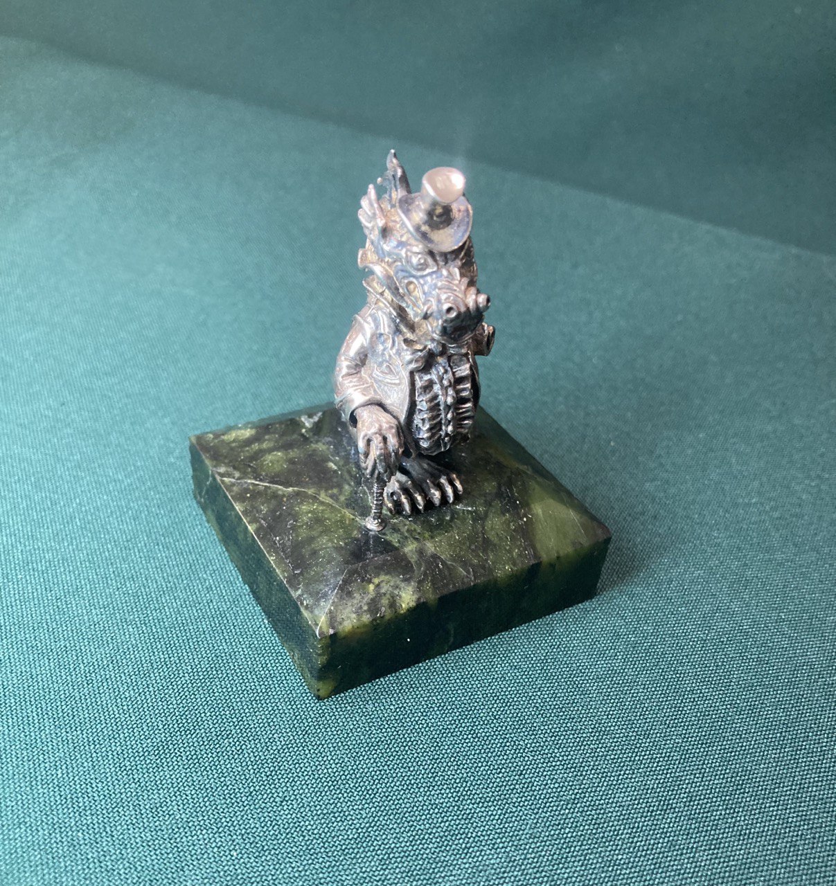 Сувенир «Дракон» серебро 925 пр. 63,14 гр. общ.вес 200 гр.