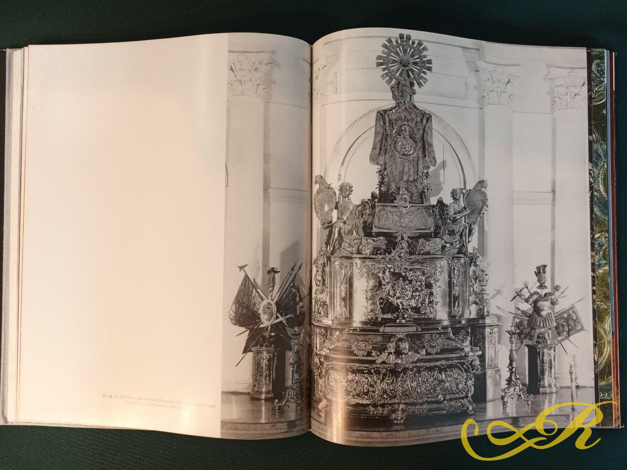  книга посвященная истории русского ювелирного искусства. Это специализированное издание или каталог, освещающий изделия из драгоценных металлов.  Русское художественное серебро. 