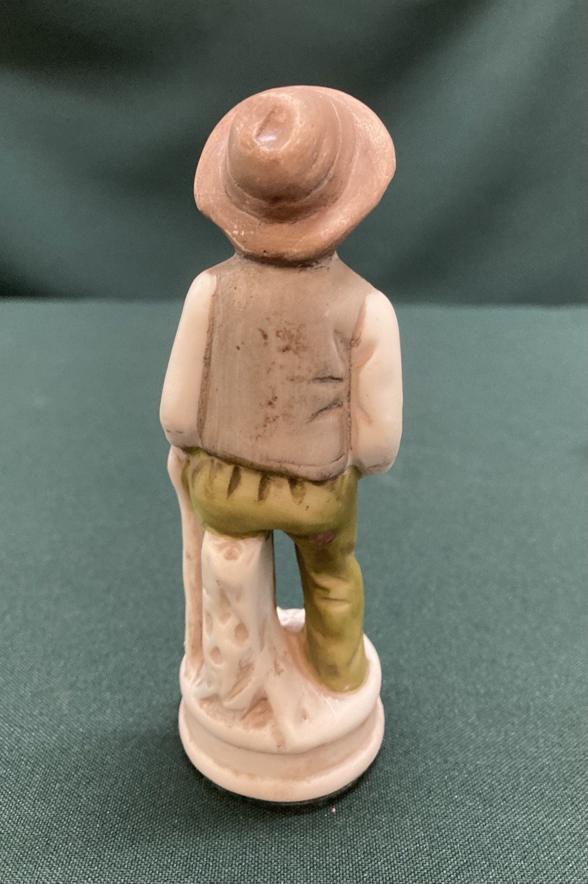 Парные статуэтки «Дед и бабушка с корзинками»: фарфор, бисквит, высота 11 и 11,5 см