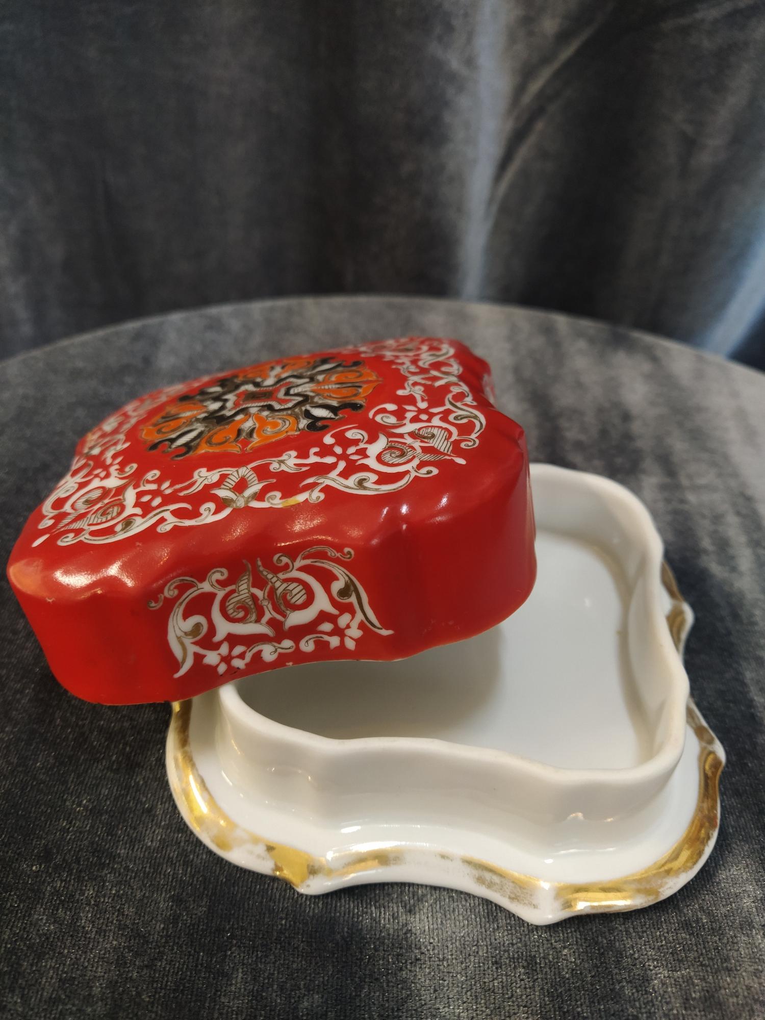 Фарфоровая шкатулка