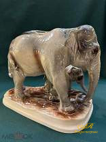 Фарфоровая статуэтка" Слониха со слоненком" Германия. Большая!