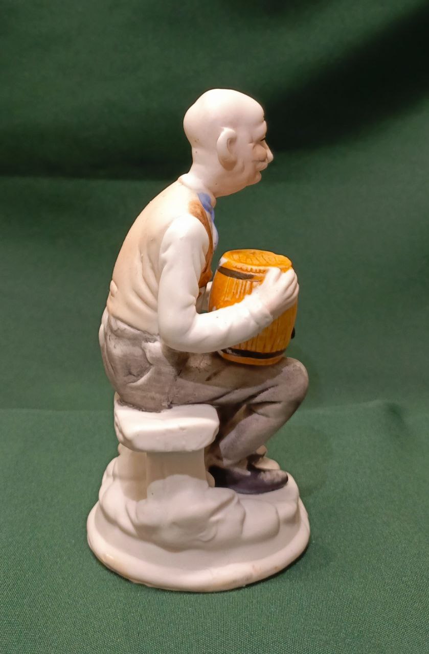 Статуэтка «Старик с бочкой пива» h 17см Бисквит Н. Зеландия
