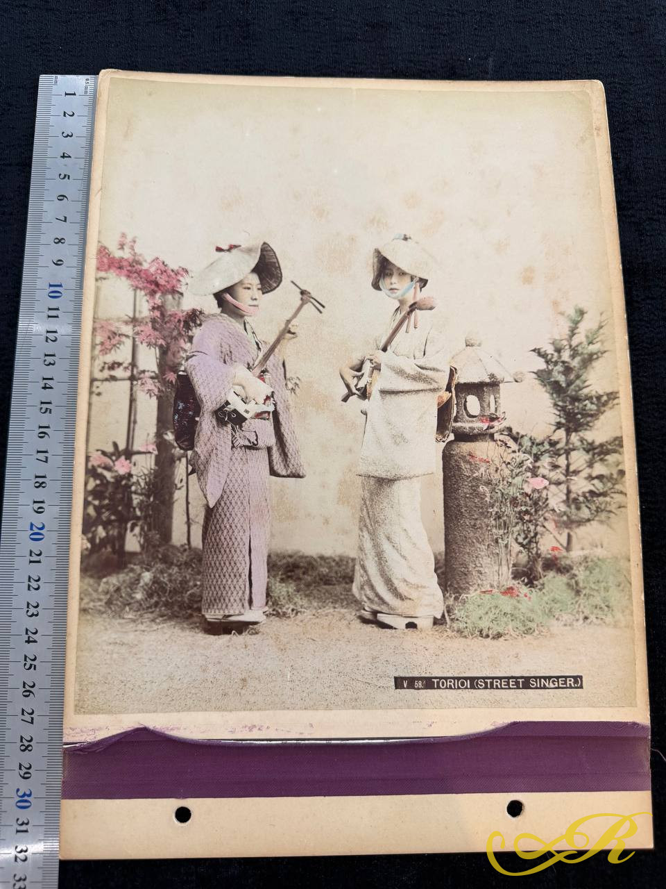 Японская раскрашенная фотография «Уличные певицы» (Torioi / Street Singer) Япония, период Мэйдзи, конец XIX — начало XX века