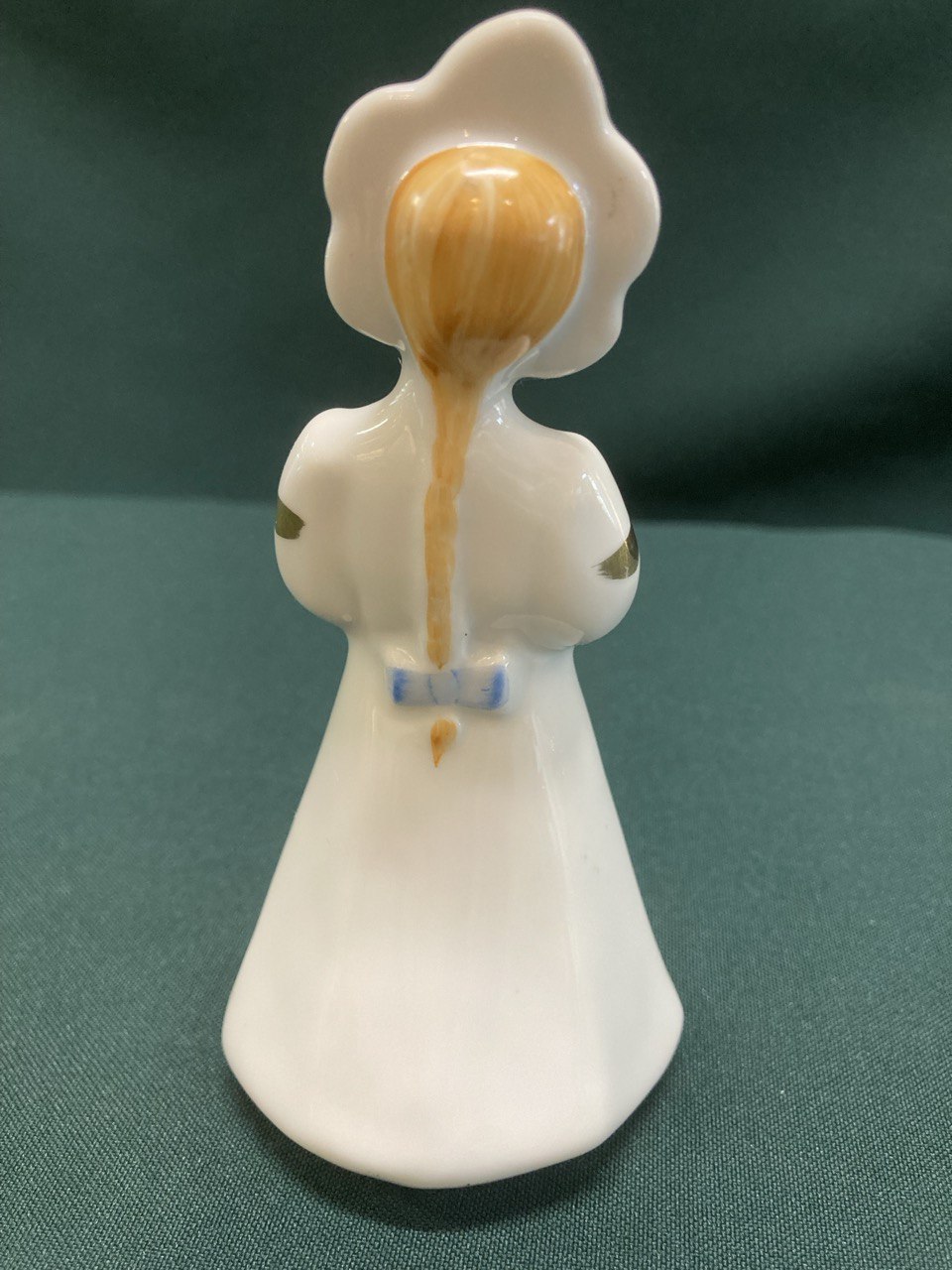 Статуэтка "Девушка с голубем"  XII Москва - 85.