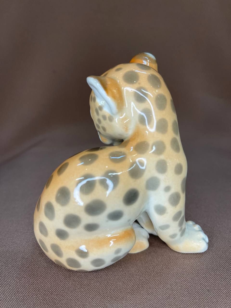 Фарфоровая статуэтка «Гепард», фарфор, глазурь, ЛФЗ, СССР,высота 10 см