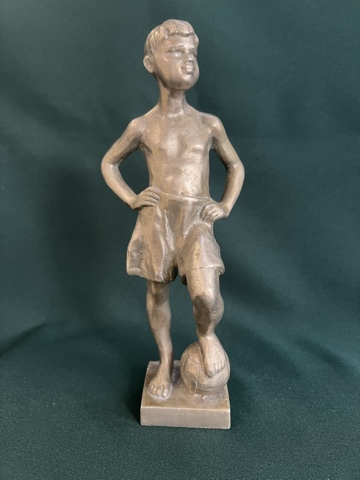 Скульптура «Юный футболист», Ленинград МонументСкульптура, 1962 г, высота 24 см