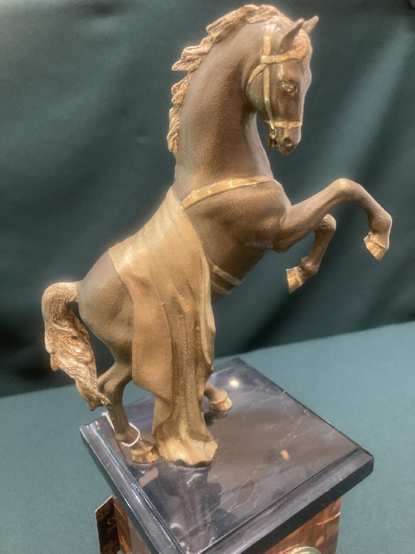 Часы скульптура «Конь» яшма,бронза. 32,5 см.