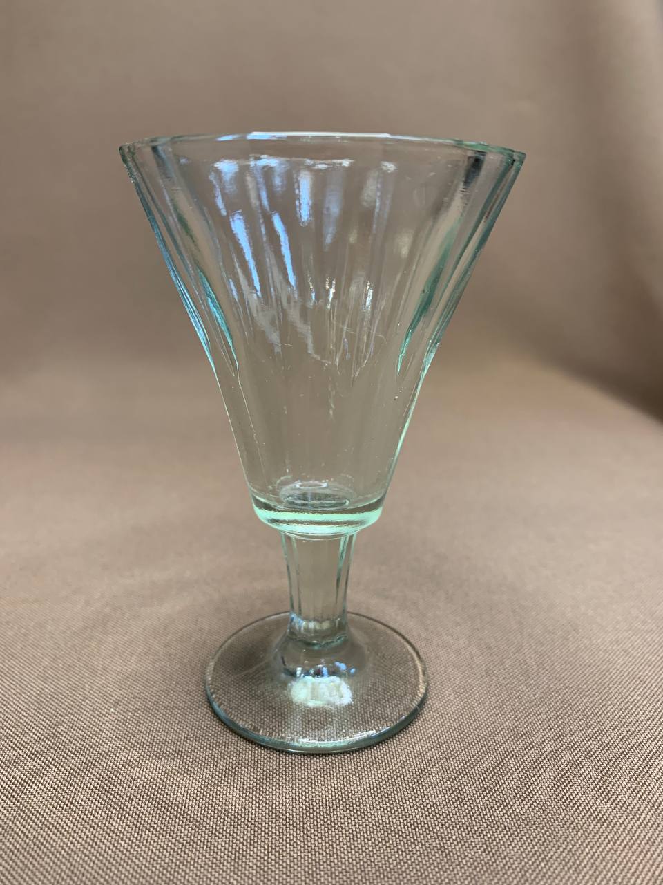 100. Рюмка "Тюльпан", Уршельский стекольный завод. Прессованное стекло. Объем 35 мл, высота 92 мм.