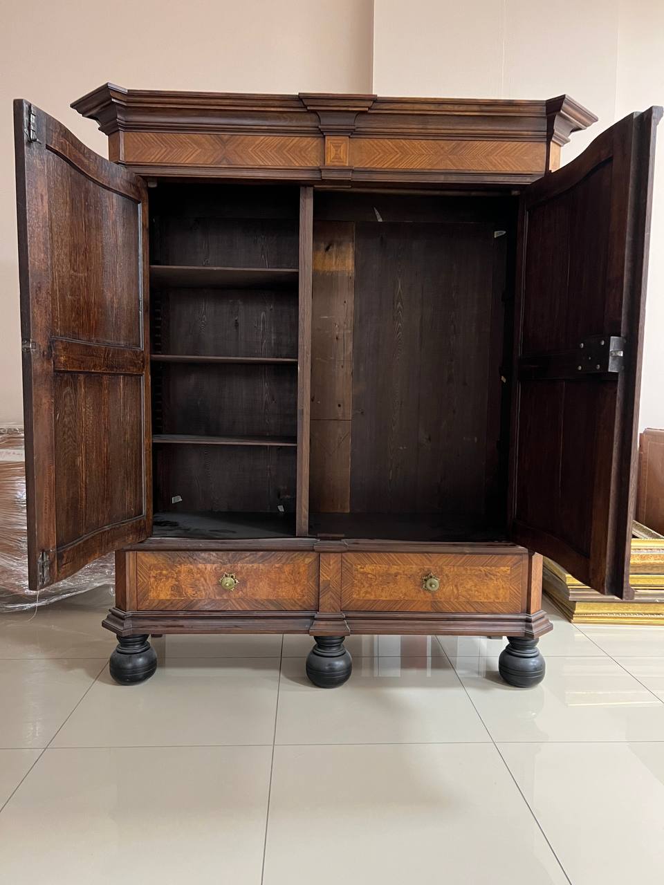 Шкаф платяной. Материал: массив дерева, корневой шпон, Российская Империя, кон. ХVIII века. Размеры: 182Х165х63 см