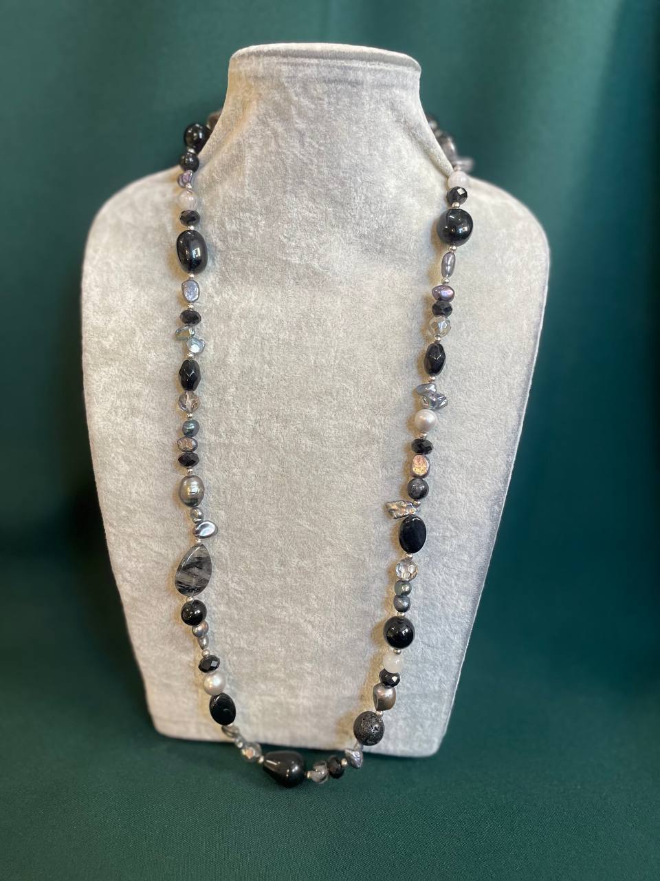 Бусы из ракушек со стеклянными бусинками