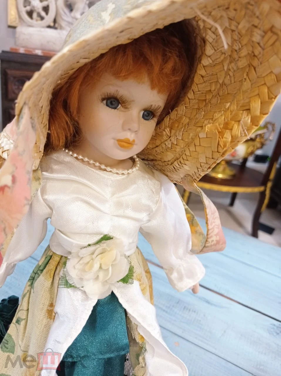 Фарфоровая кукла на подставке  34 см.