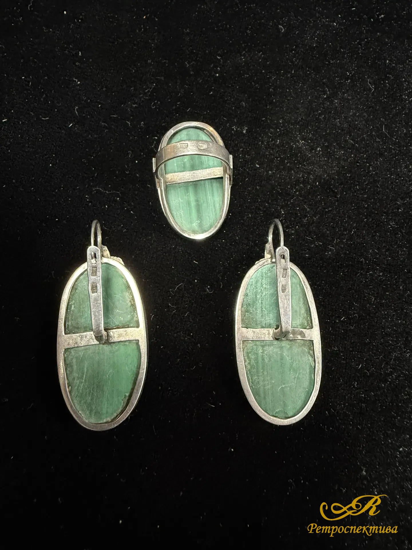 Серебряный комплект: Серьги и кольцо. Серебро 875 пр. Малахит. Вес изделия 38,29 гр.СССР 50 - 60 г.г. 