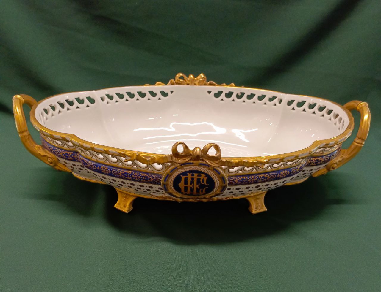 Ваза с ручками Limoges, фарфор, золочение. Размер 15х53х32см