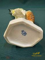 Фарфоровая статуэтка " Клест с шишкой " Германия, клеймо Volkstedter. Состояние отличное.