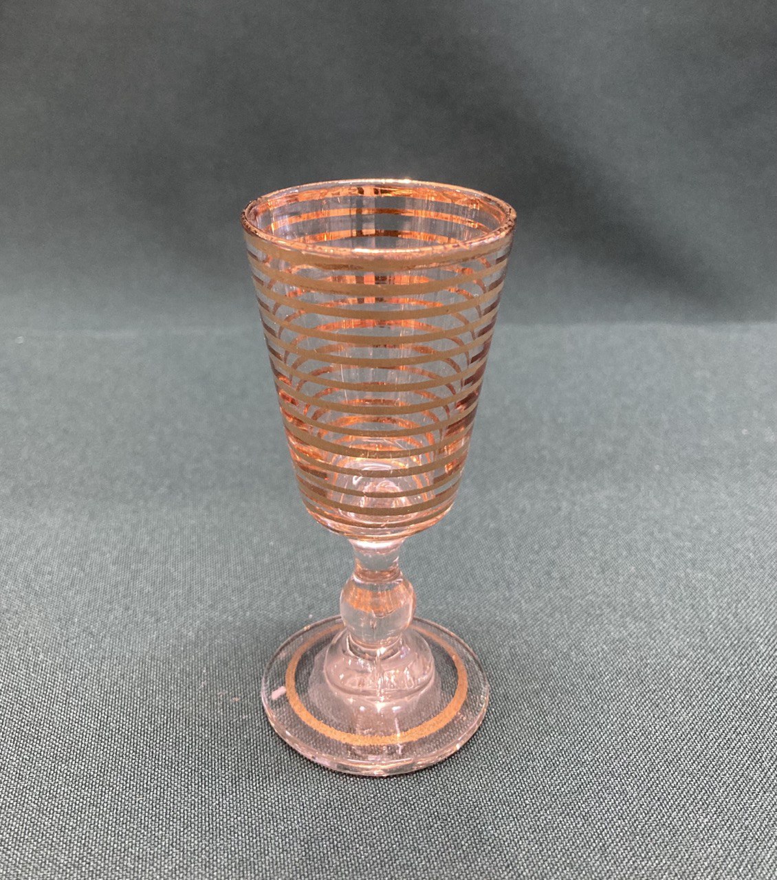 Рюмка старинная. Стекло, позолота. 85 мм. 30 мл.