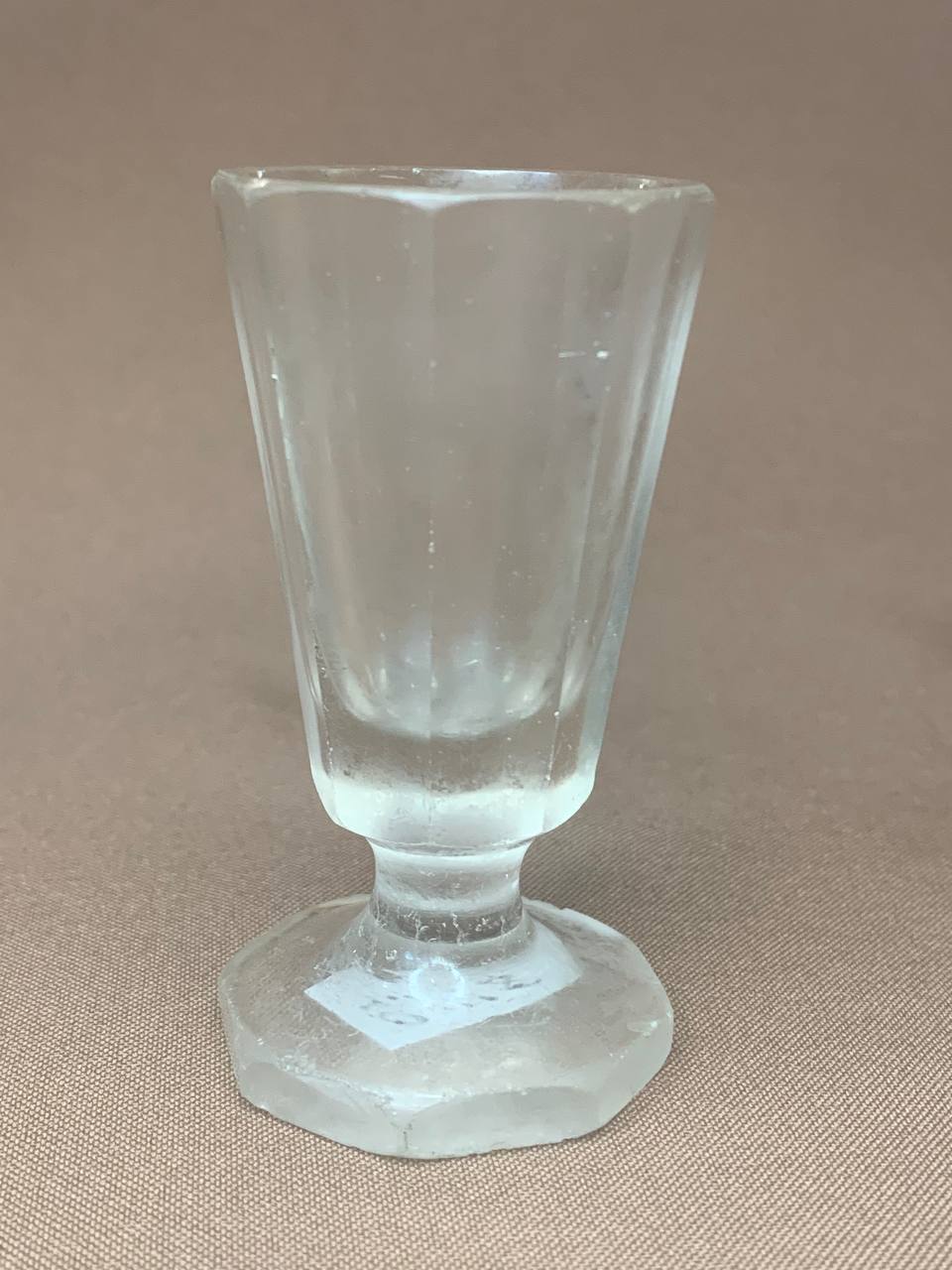 94 Рюмка (h - 80 мм, v - 25 мл) Произведена в России до 1917 года на Мальцовских заводах (первый  завод был основан в первой поло- вине 18 века) из мутного стекла.