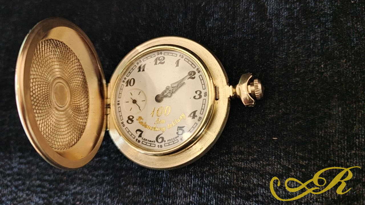 Часы сцвенирные" 100 лет Казанскому вокзалу" в золотом корпусе. Механические.На ходу. Состояние на фото. 