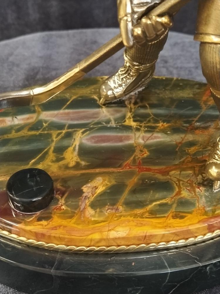 Статуэтка «Хоккеист Овечкин» яшма, бронза