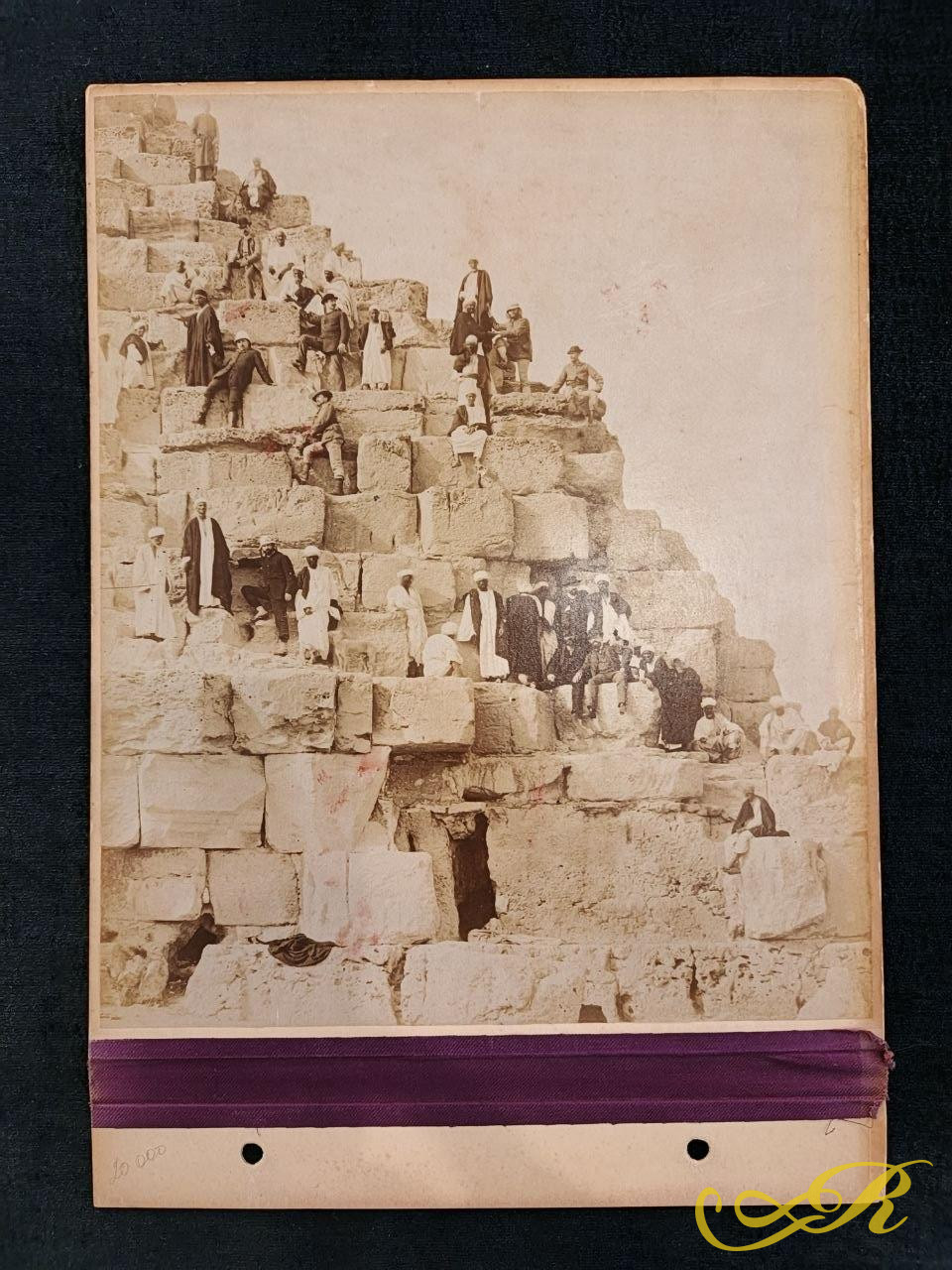   Историческая фотография, датируется 1870-1880 годами и запечатлела восхождение на Великую пирамиду Хеопса в Гизе. Ш-32. В-22,5 см. Зангаки