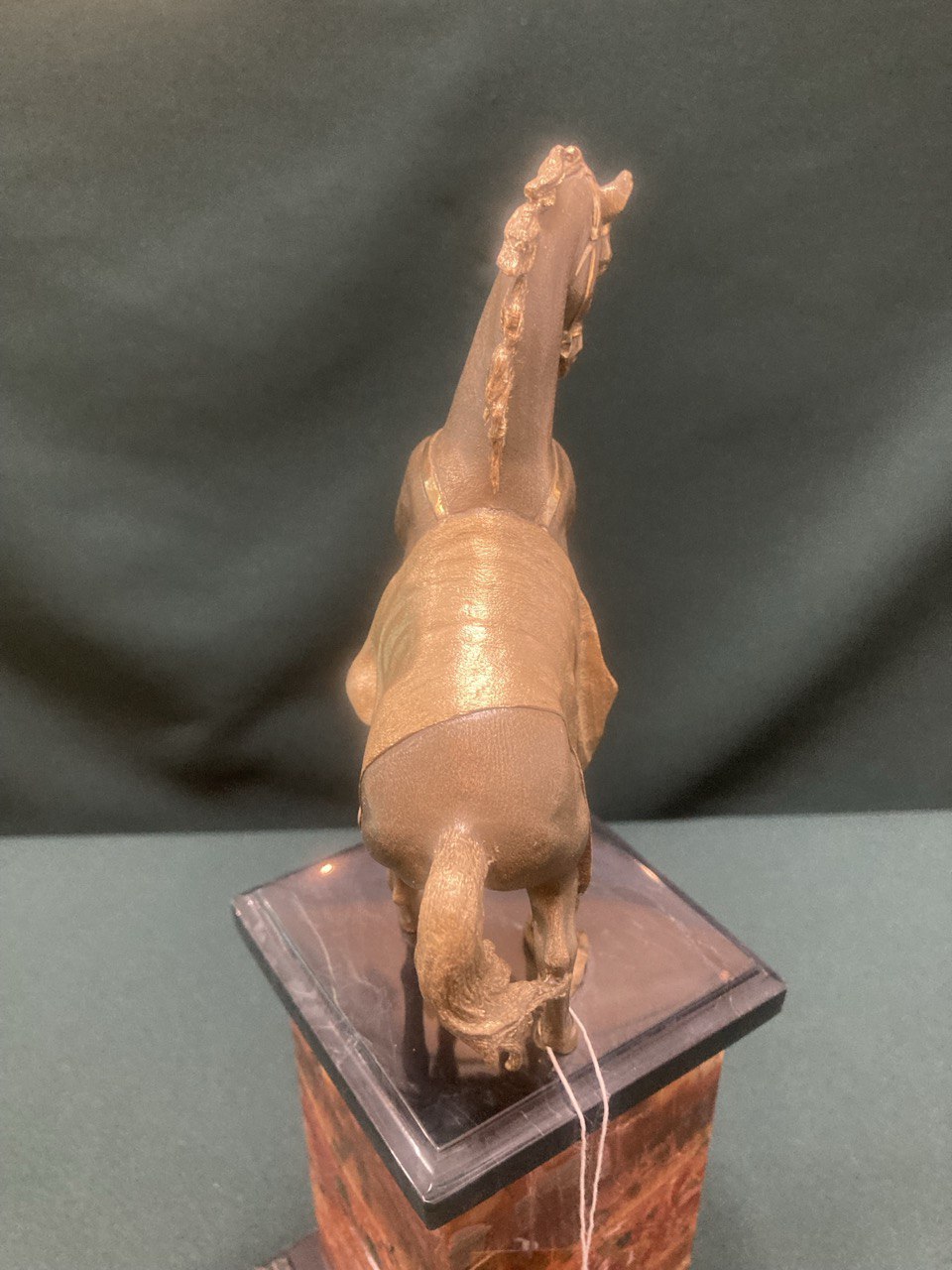 Часы скульптура «Конь» яшма,бронза. 32,5 см.