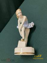 Фарфоровая статуэтка "Балерина в голубом платье надевает пуанты" СССР Дулево.