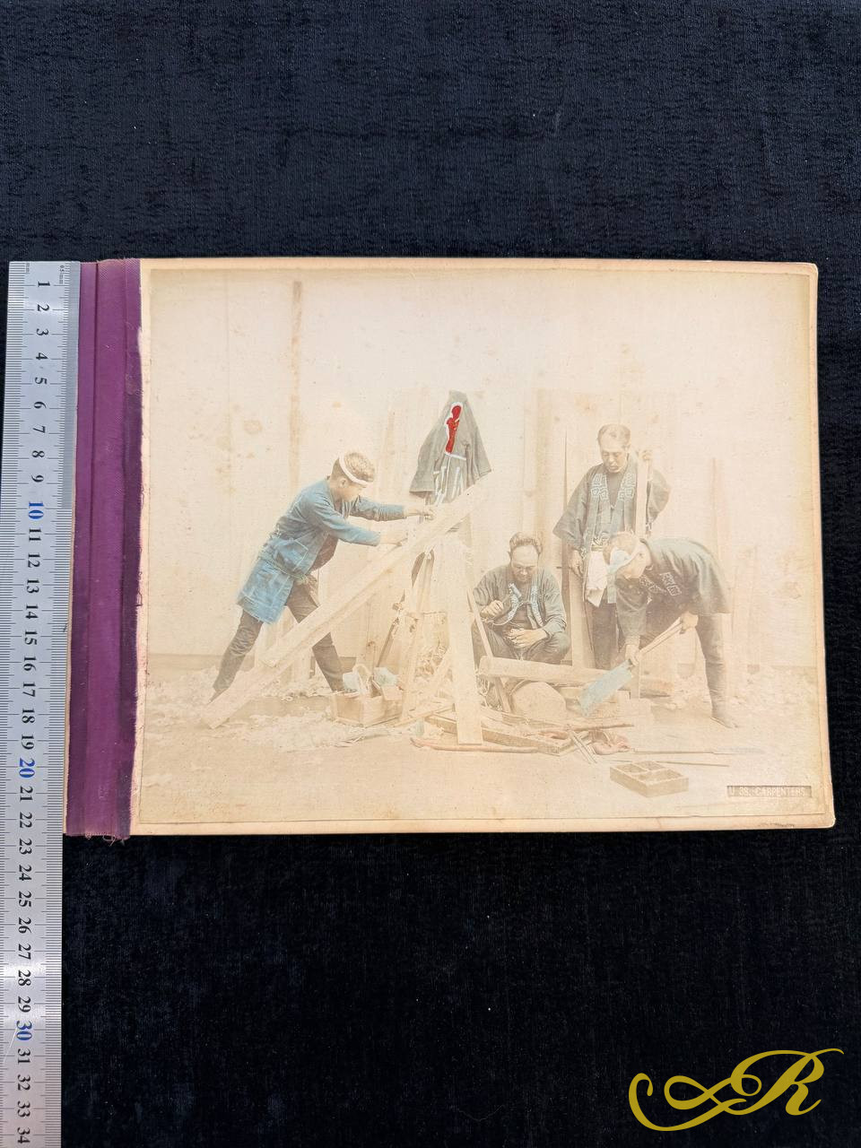 Японская раскрашенная фотография «Плотники» (Carpenters)  Япония, период Мэйдзи, конец XIX – начало XX века 