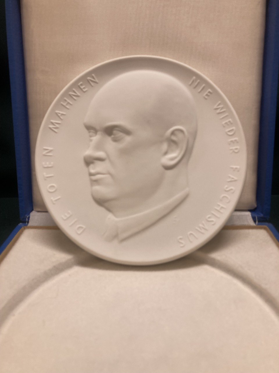 Фарфоровое панно " Эрнест Тельман". Мейсон , бисквит. Германия.