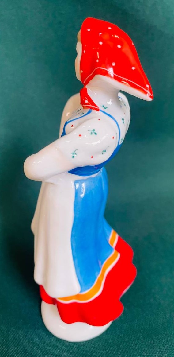 Фарфоровая статуэтка "Плясунья Крестьянка -руки в боки"