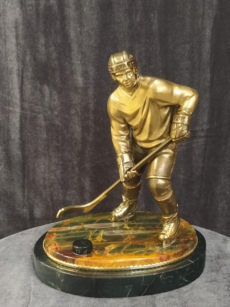 Статуэтка «Хоккеист Овечкин» яшма, бронза