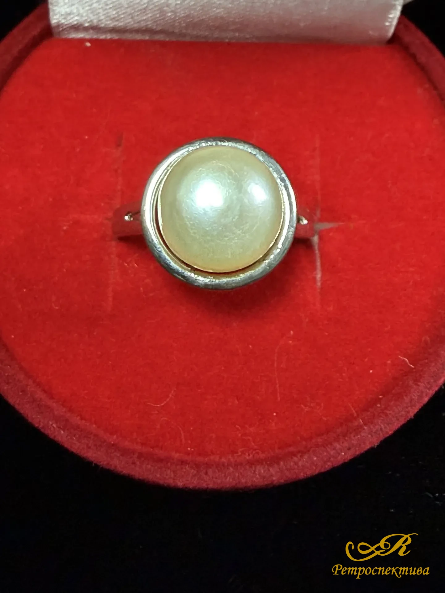 Серебряное кольцо с жемчугом. 925 пр. 3,4 гр.