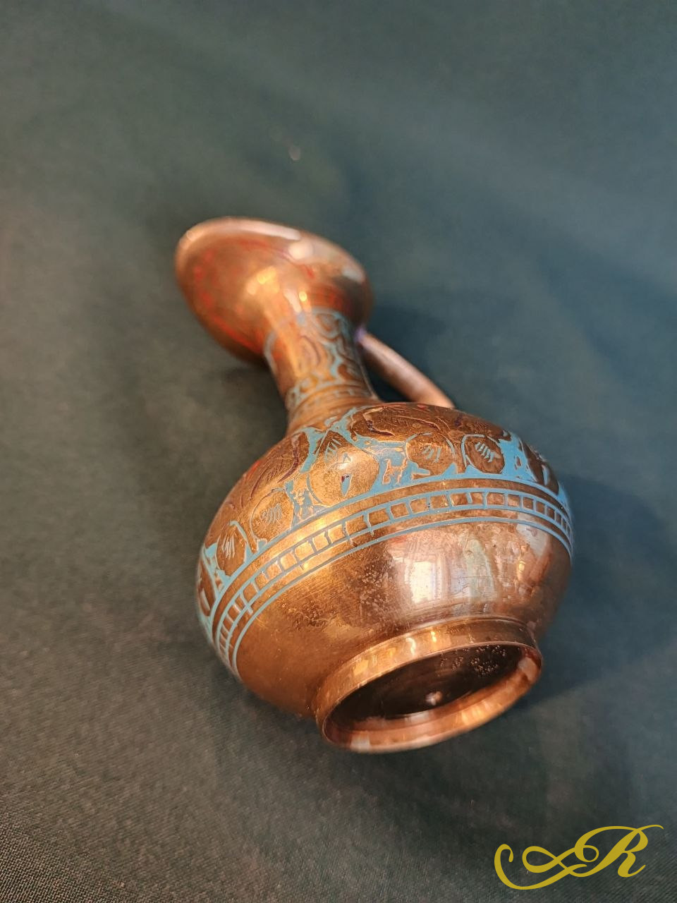 кувшин из индийской латуни, с гравировкой и росписью цветными эмалями или красками. 