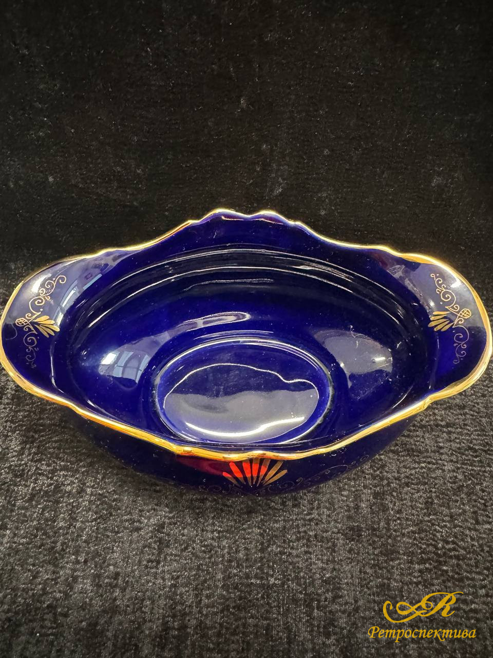 Фарфоровая конфетница, СССР Кисловодск. Кобальт, золочение. 