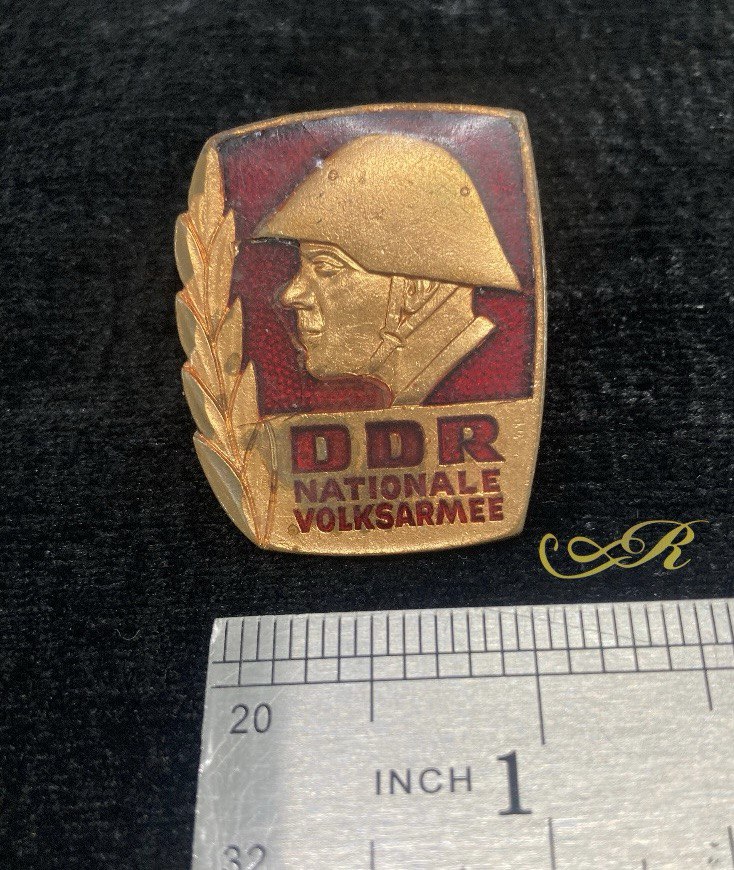 Нагрудный знак " DDR NVA"  Германия.