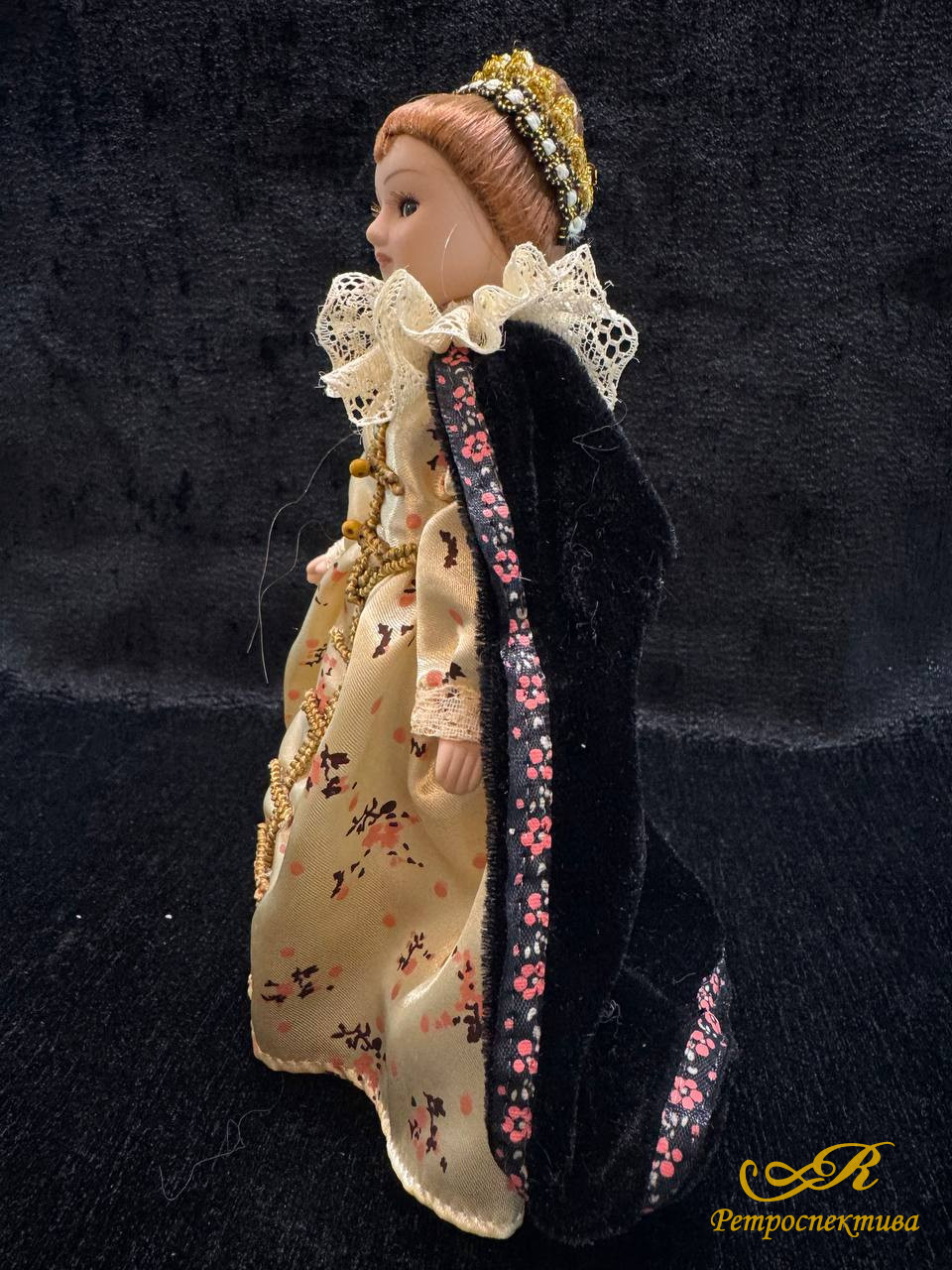 Фарфоровая интерьерная кукла в историческом костюме, 3 штуки