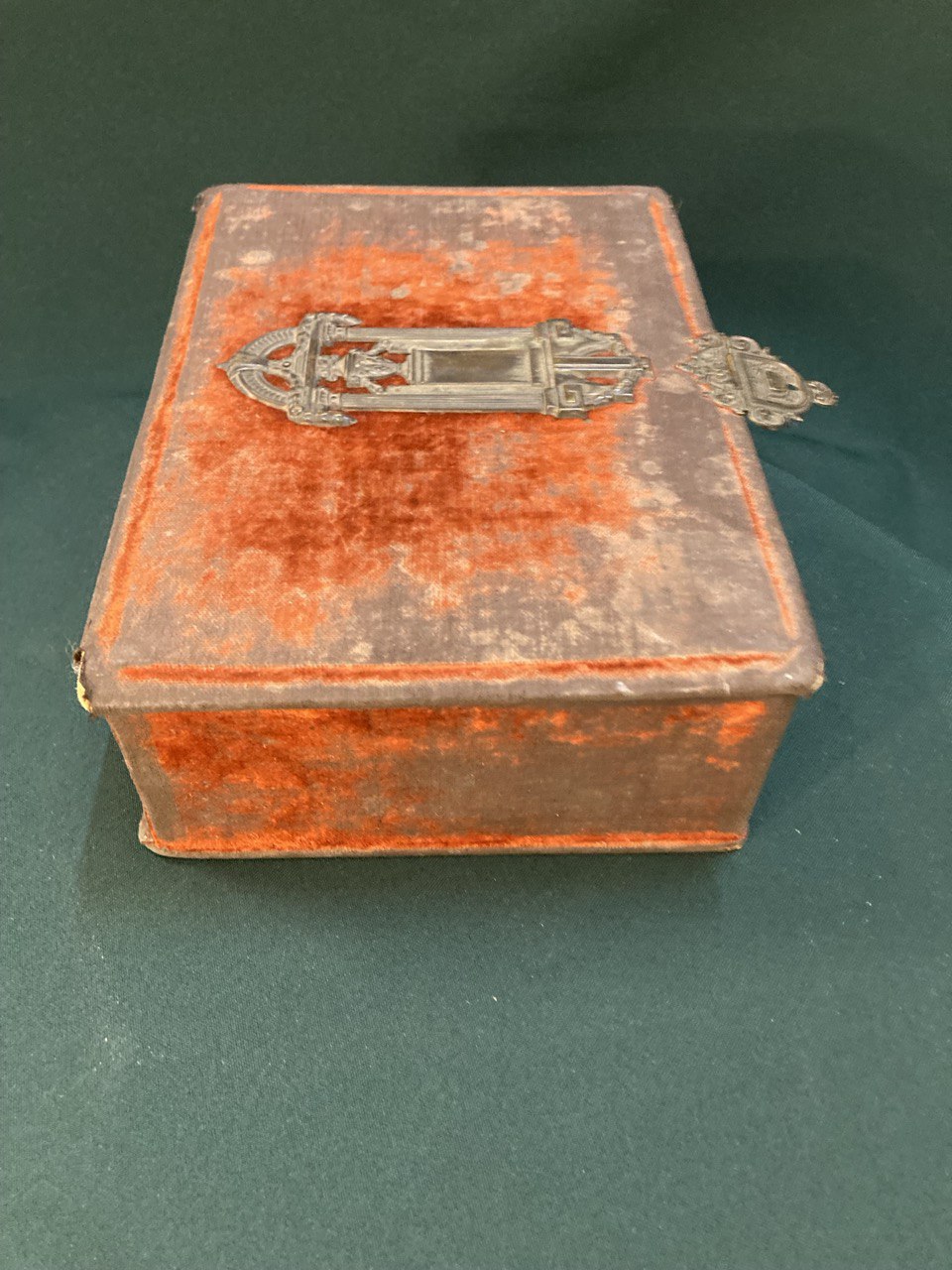 Шкатулка XIX в. Картон,бархат, медь с посеребрением, шелк.