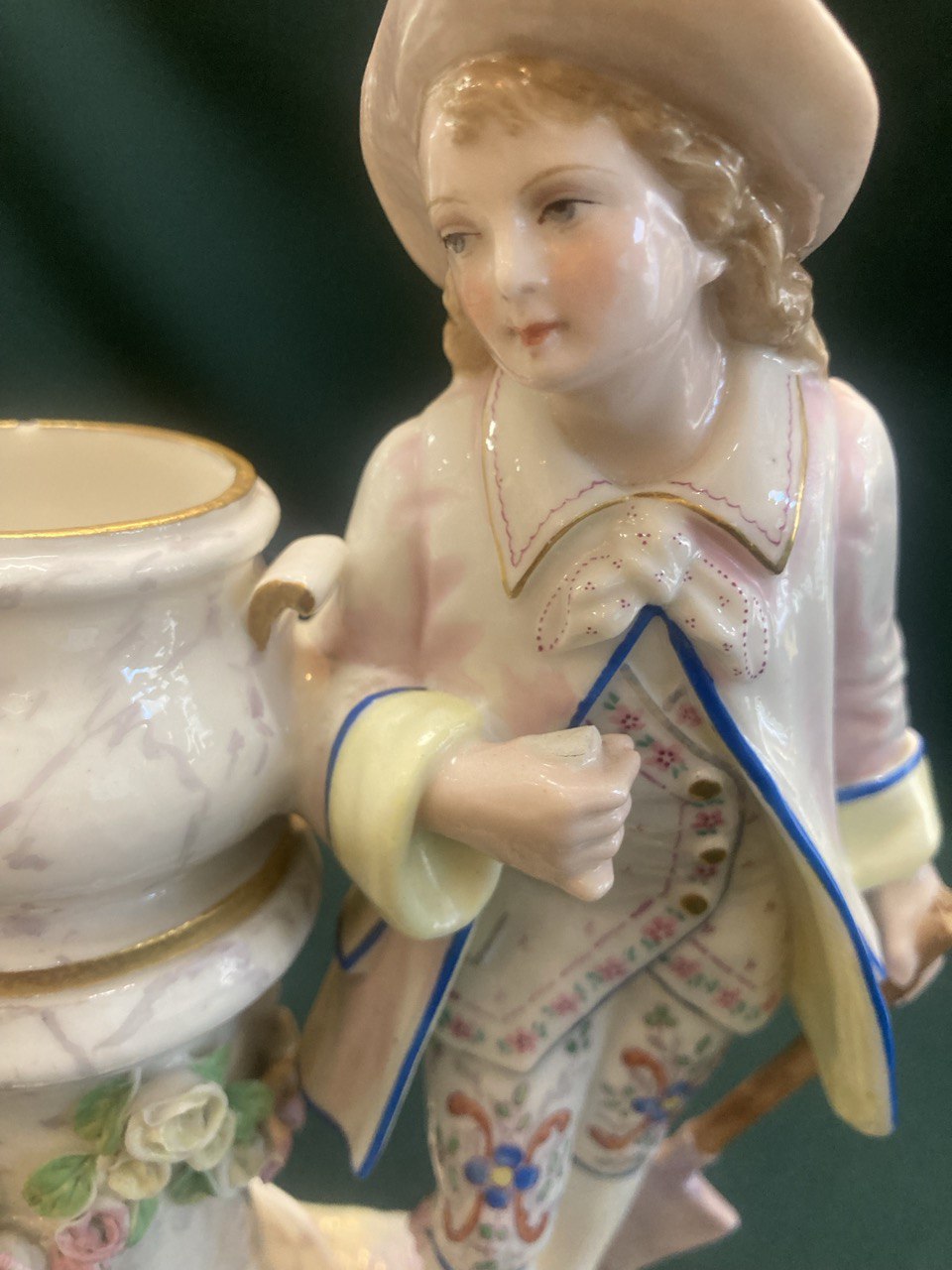 Фарфоровая фигурка, подсвечник. " Садовник". Франция. Лимож. 