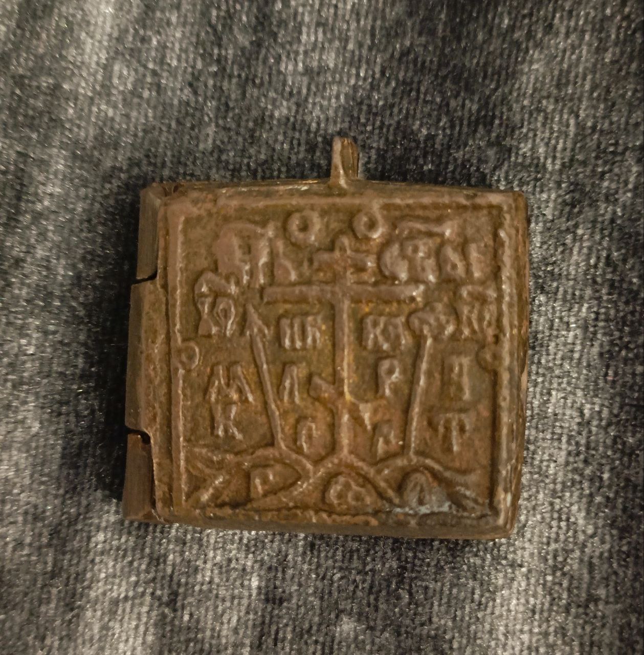 Солдатский складень. Медь. XIX век.Размер 3х3см