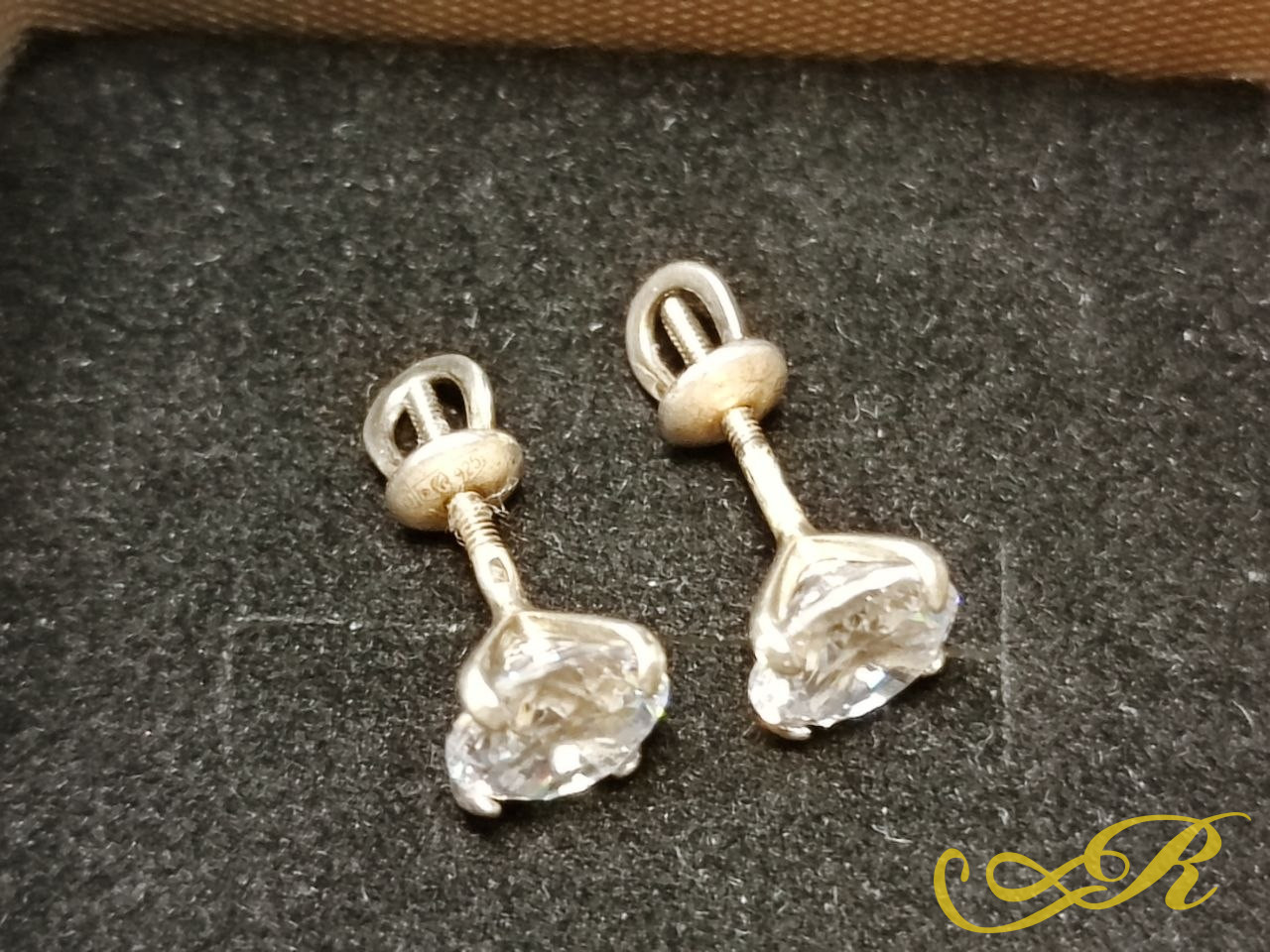 Серьги, гвоздики. Винтовая застежка. Серебро 925 пр. Длина -1,5 см. Камень - 6 мм.