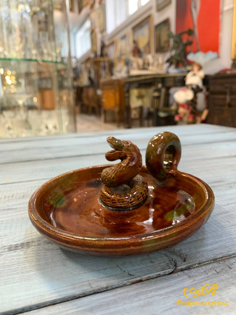 Керамическая пепельница с изображением змей