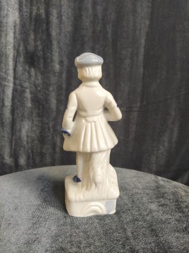 Статуэтка "Джентельмен с цветком на руке"