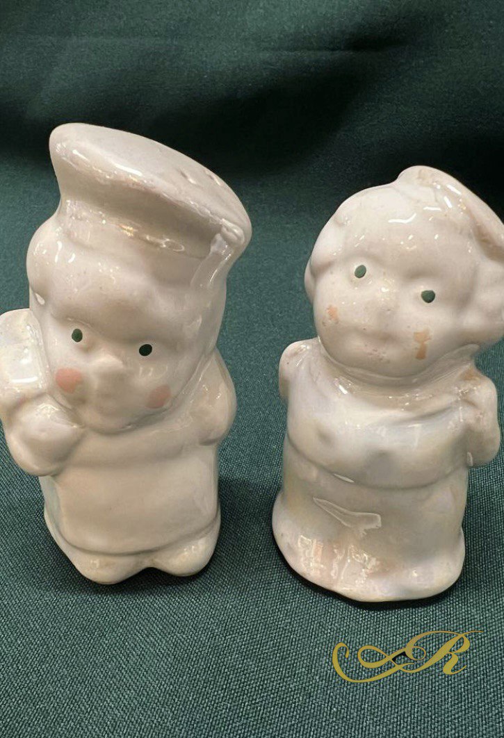 Парочка поворят. Перечница и солонка. Фарфор, перламутр.