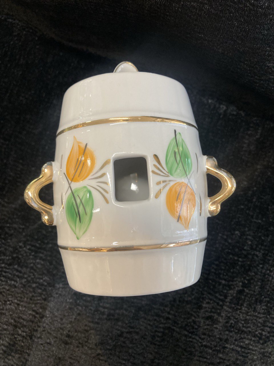 Фарфоровая бочка для напитков.