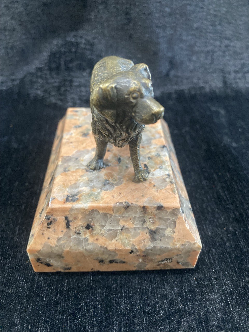 Бронзовая статуэтка "Собака", нач. XX в. Материал: бронза, мрамор.