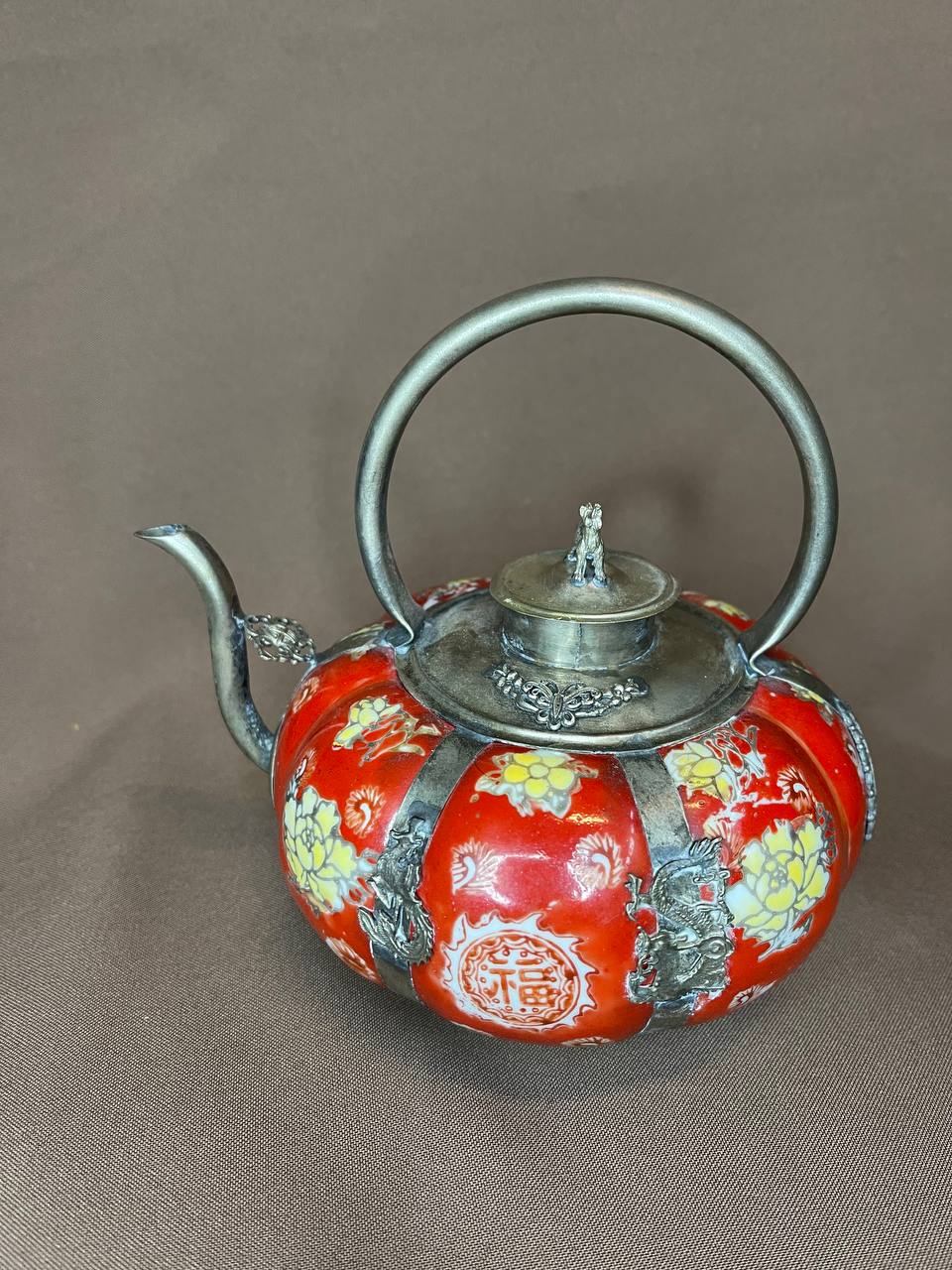 Фарфоровый  китайский чайник с металлическими элементами. Середина XX в.