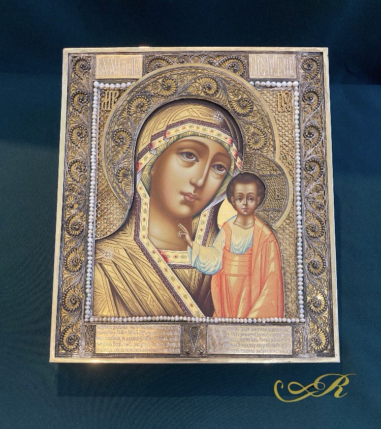 Икона в серебряном окладе Казанской  Пресвятой  Богородицы..