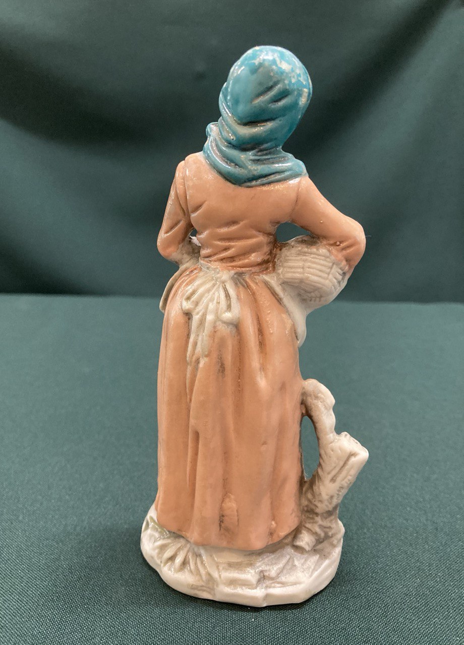 Статуэтка «Бабушка с рыбой»