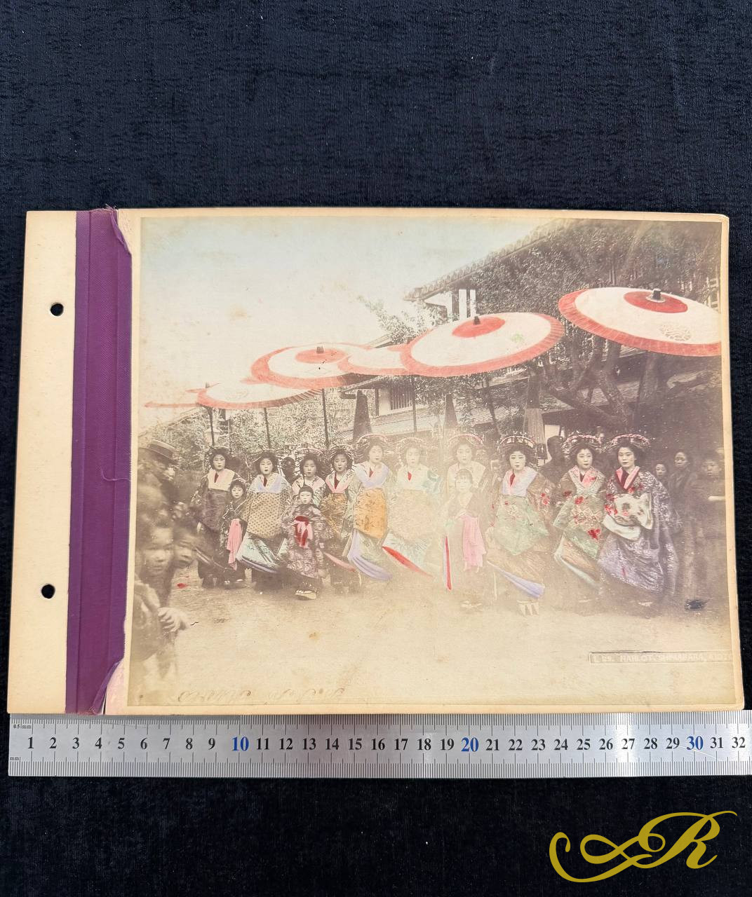 Японская раскрашенная фотография «Процессия куртизанок Симабара» (Harlots of Shimabara, Kyoto)  Япония, период Мэйдзи, конец XIX — начало XX века