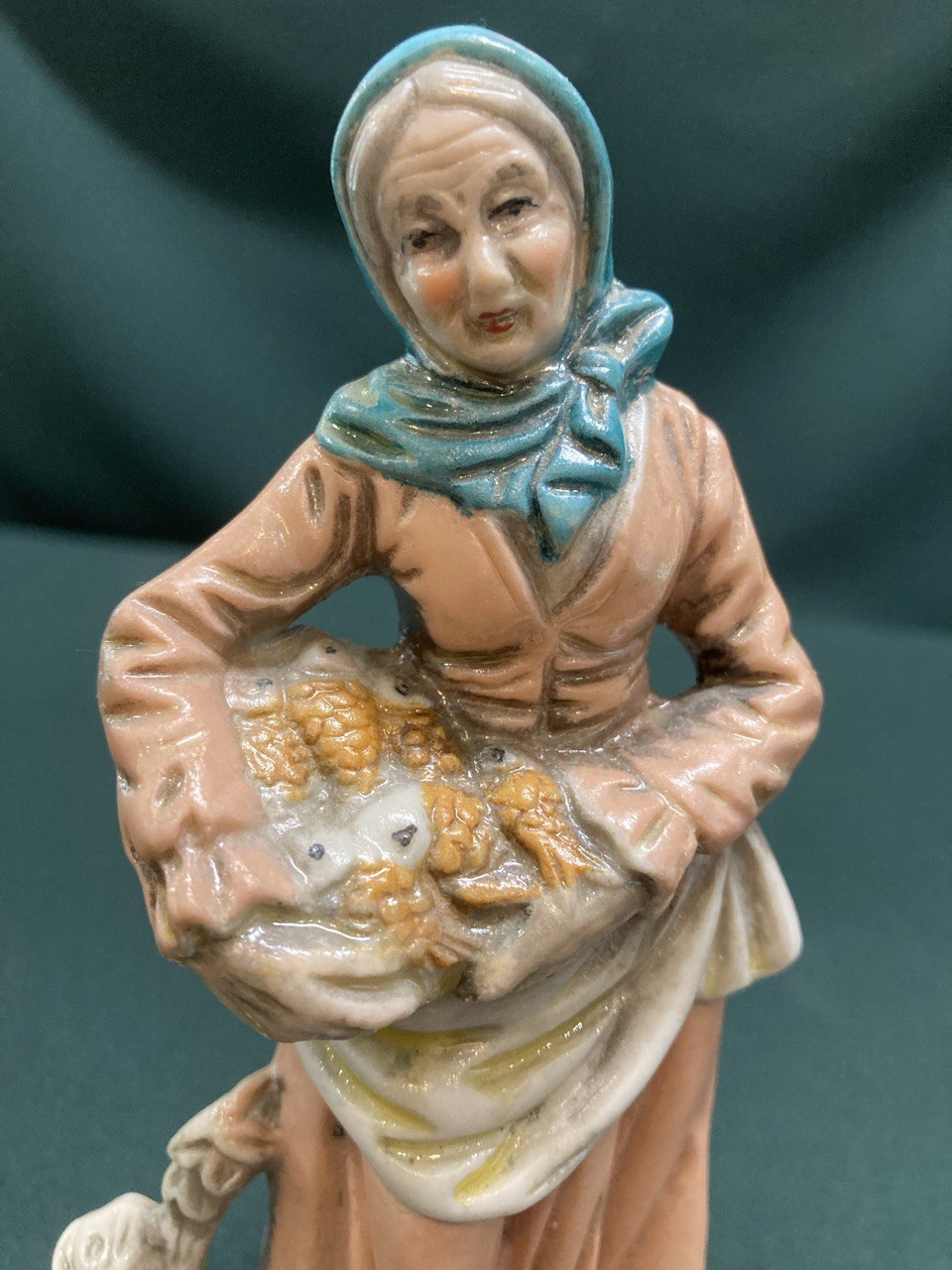 Статуэтка «Бабушка с рыбой»